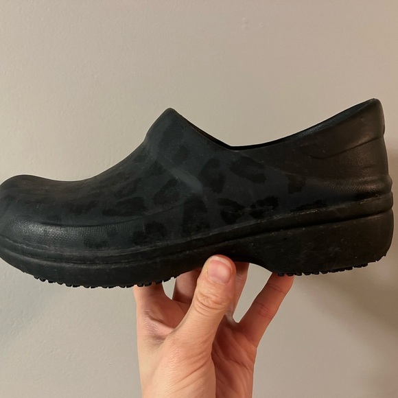 Crocs leopard-print clog women’s shoes size 7. - Picture 7 of 7